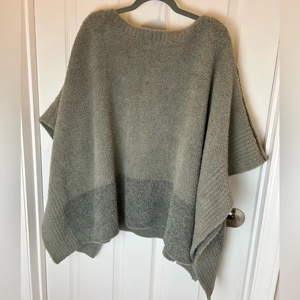 BAREFOOT DREAMS COZYCHIC COASTLINE PONCHO SHRUG IN EUCALYPTUS AGAVE ONE SIZE - Picture 3 of 6